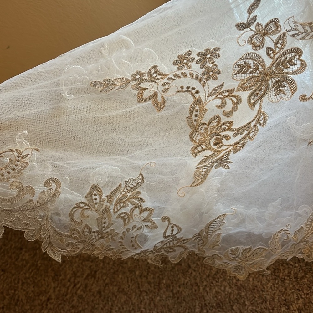 Wedding gown - Picture 8 of 9
